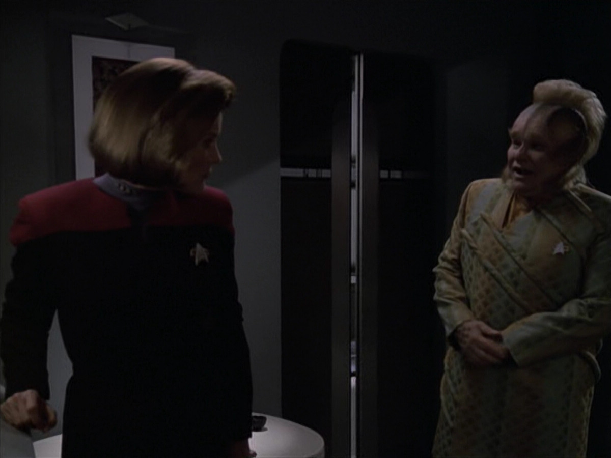 extant_StarTrek_VOY_6x11-FairHaven_02367.jpg