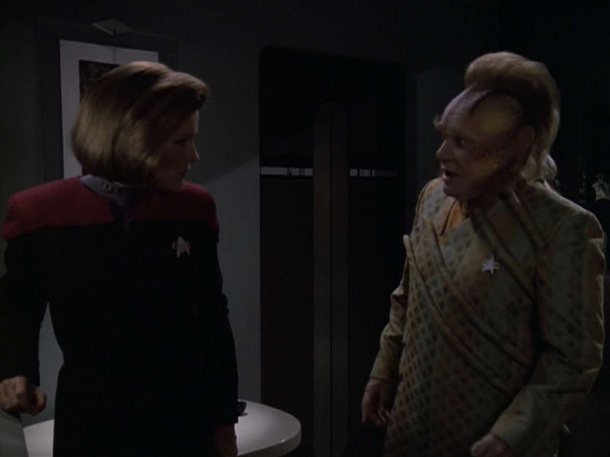 extant_StarTrek_VOY_6x11-FairHaven_02370.jpg