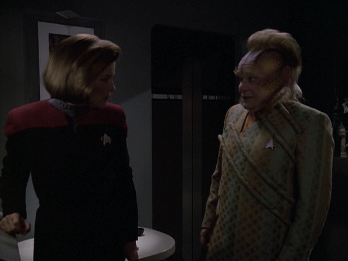 extant_StarTrek_VOY_6x11-FairHaven_02373.jpg