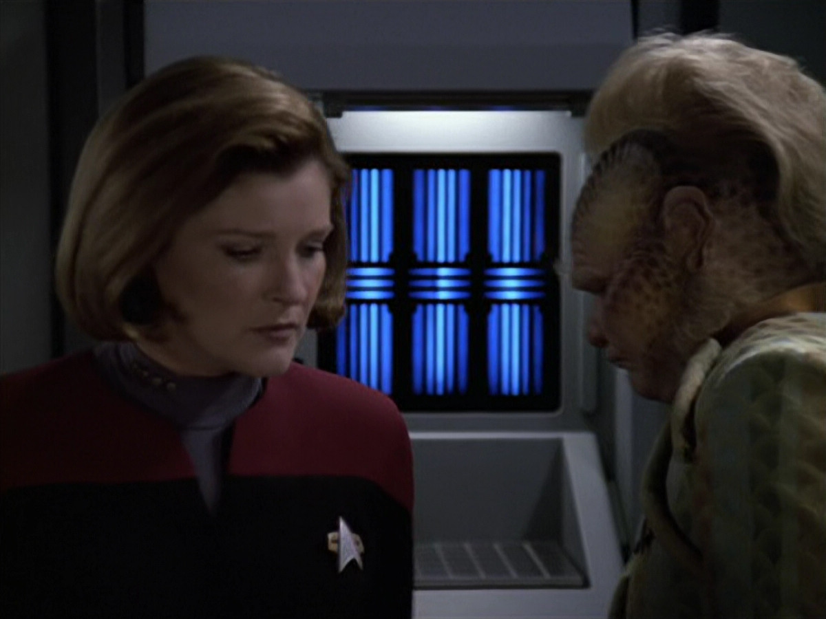 extant_StarTrek_VOY_6x11-FairHaven_02379.jpg