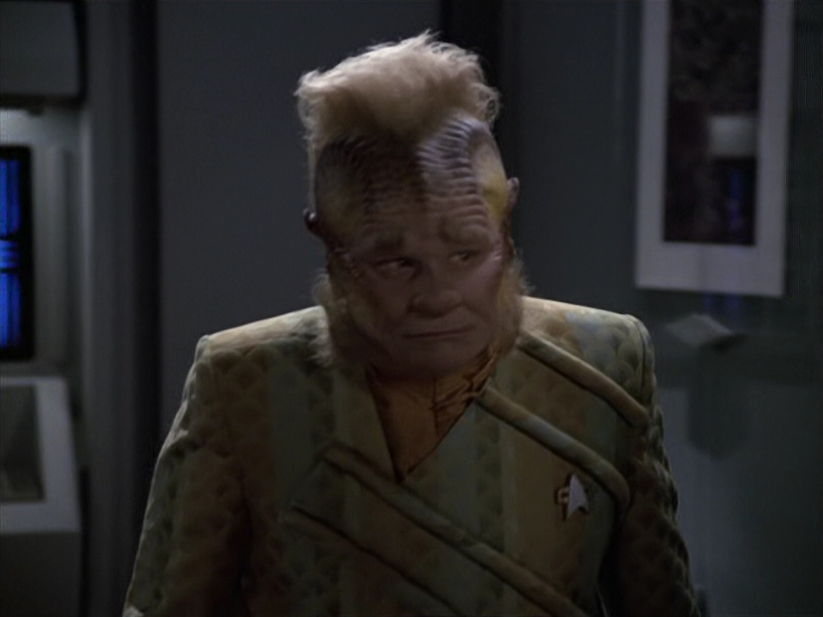 extant_StarTrek_VOY_6x11-FairHaven_02383.jpg