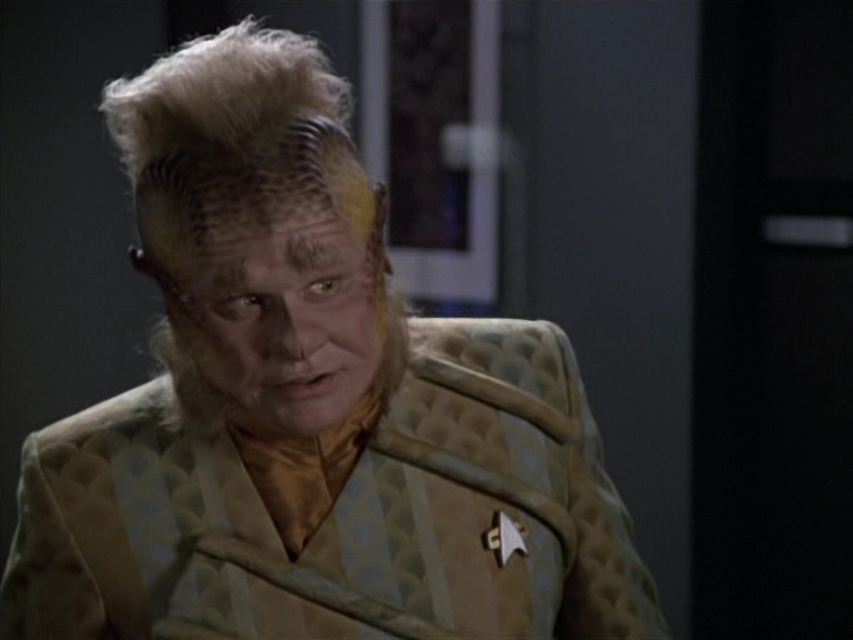 extant_StarTrek_VOY_6x11-FairHaven_02385.jpg