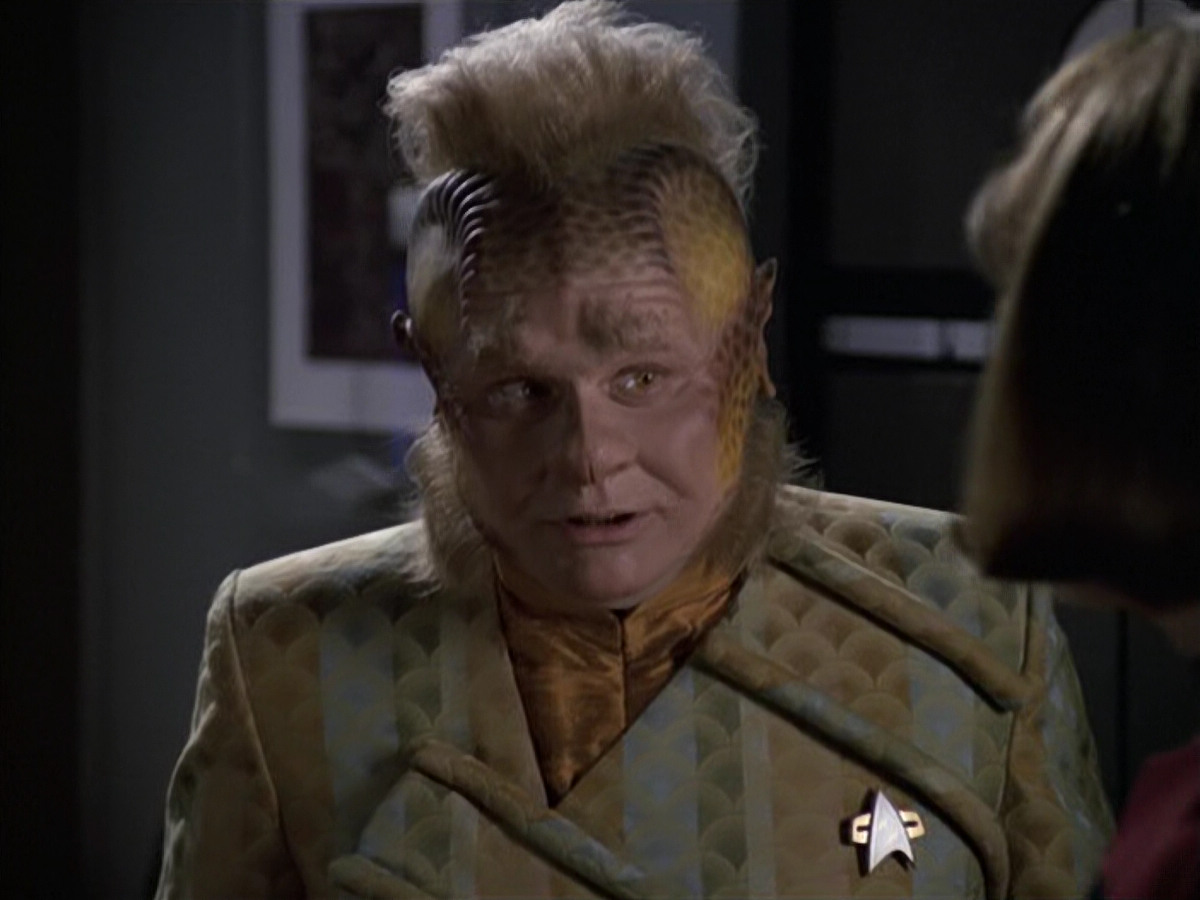 extant_StarTrek_VOY_6x11-FairHaven_02386.jpg