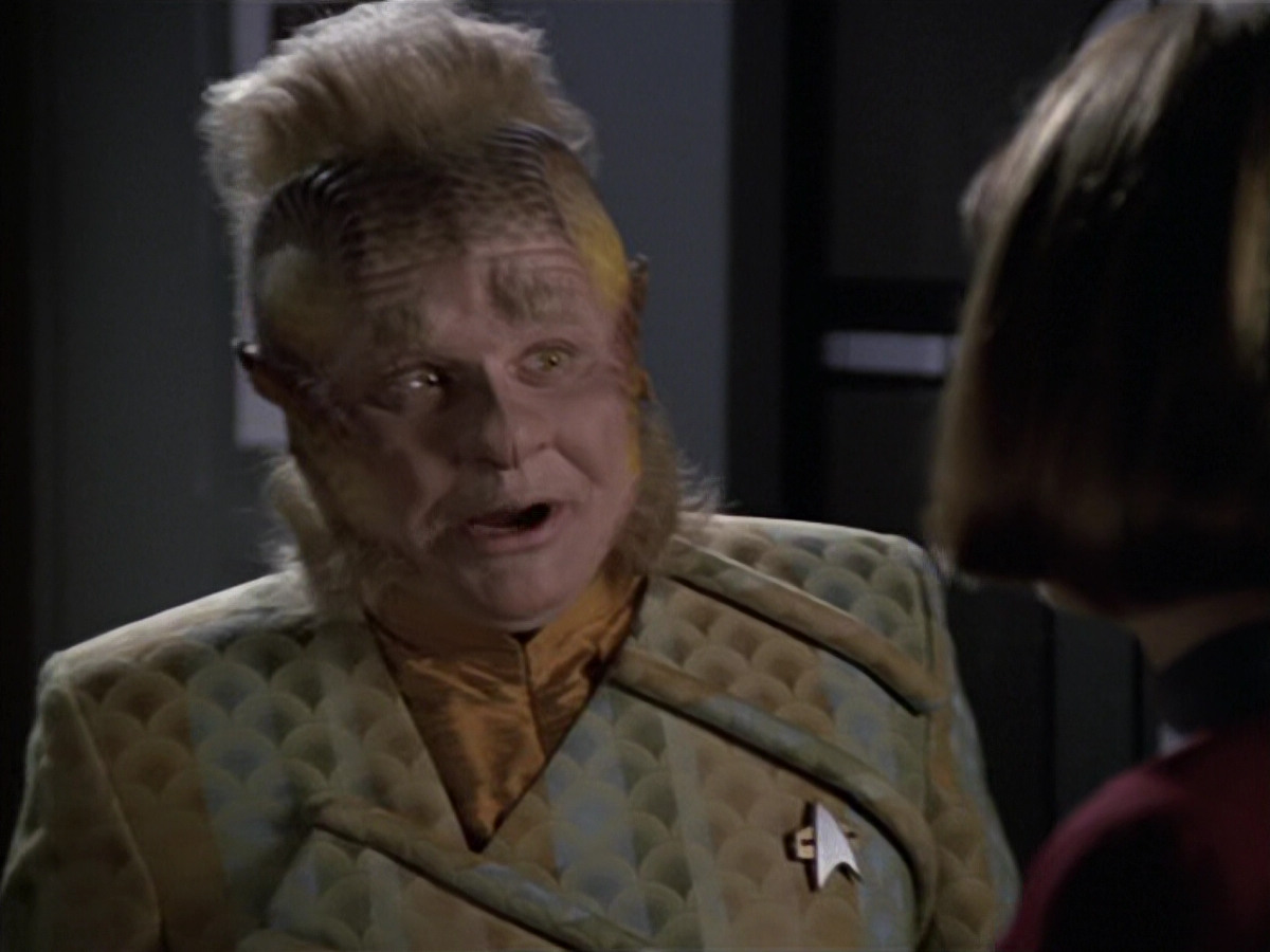 extant_StarTrek_VOY_6x11-FairHaven_02387.jpg