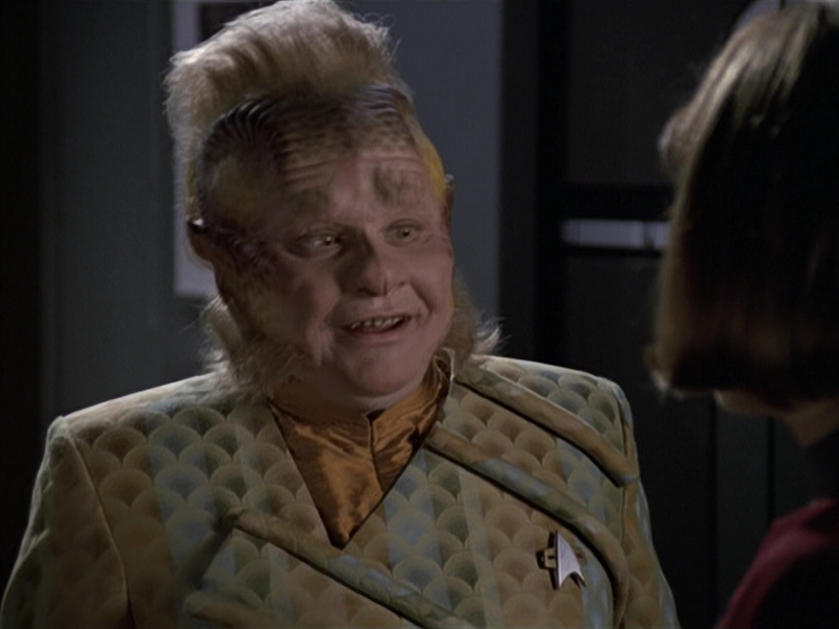 extant_StarTrek_VOY_6x11-FairHaven_02388.jpg