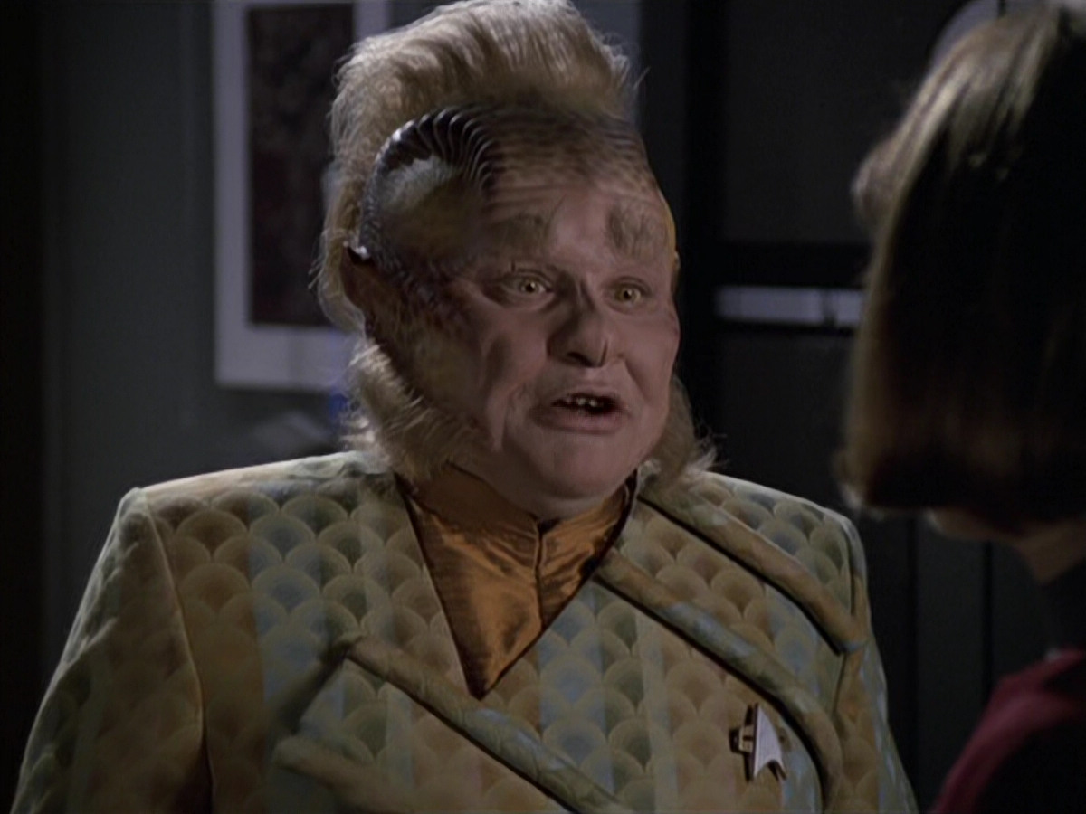 extant_StarTrek_VOY_6x11-FairHaven_02389.jpg