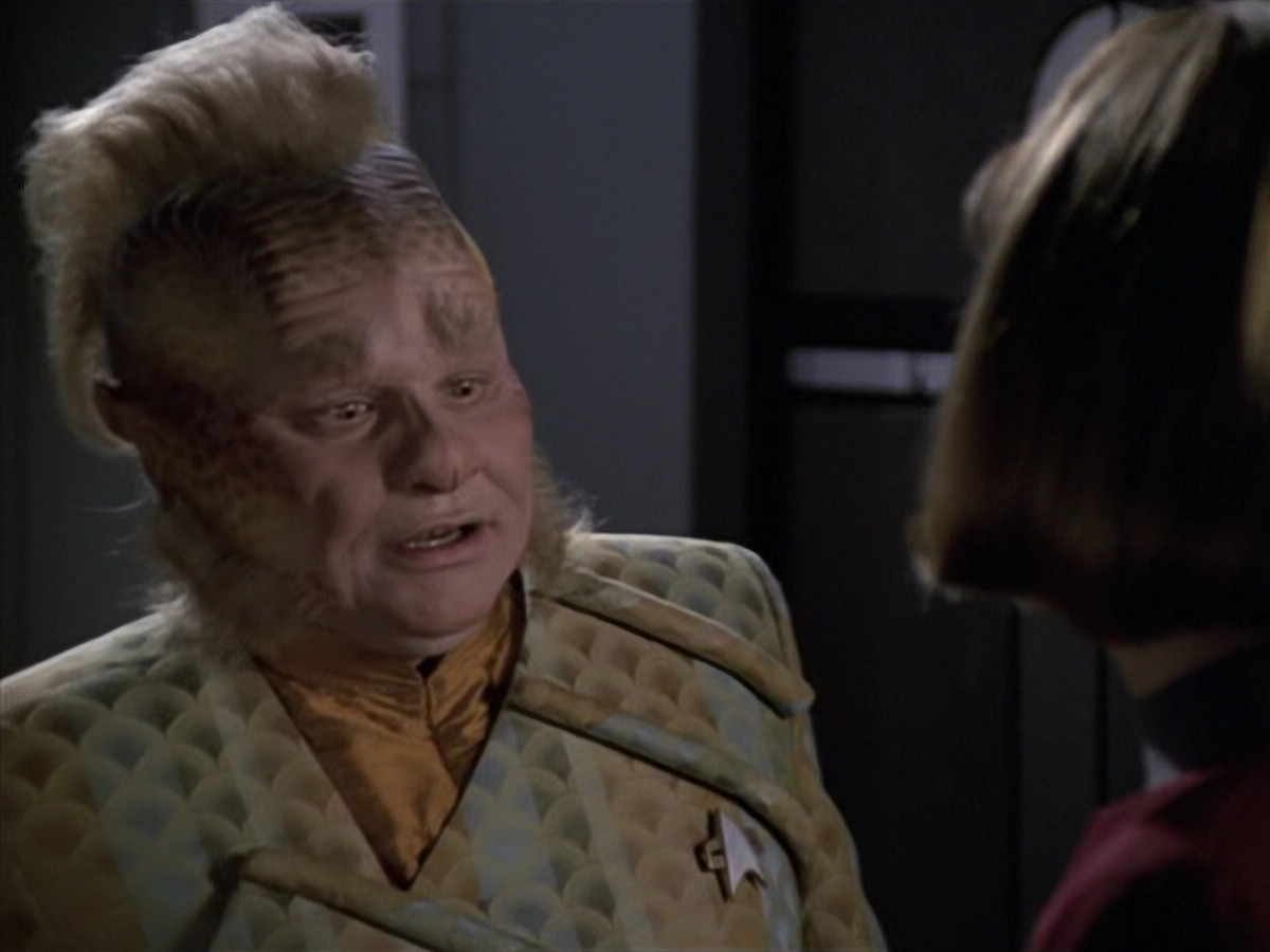 extant_StarTrek_VOY_6x11-FairHaven_02399.jpg