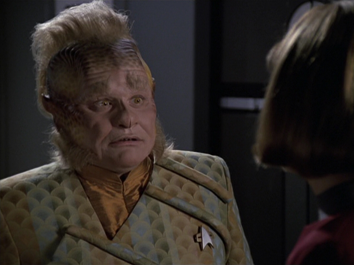 extant_StarTrek_VOY_6x11-FairHaven_02401.jpg