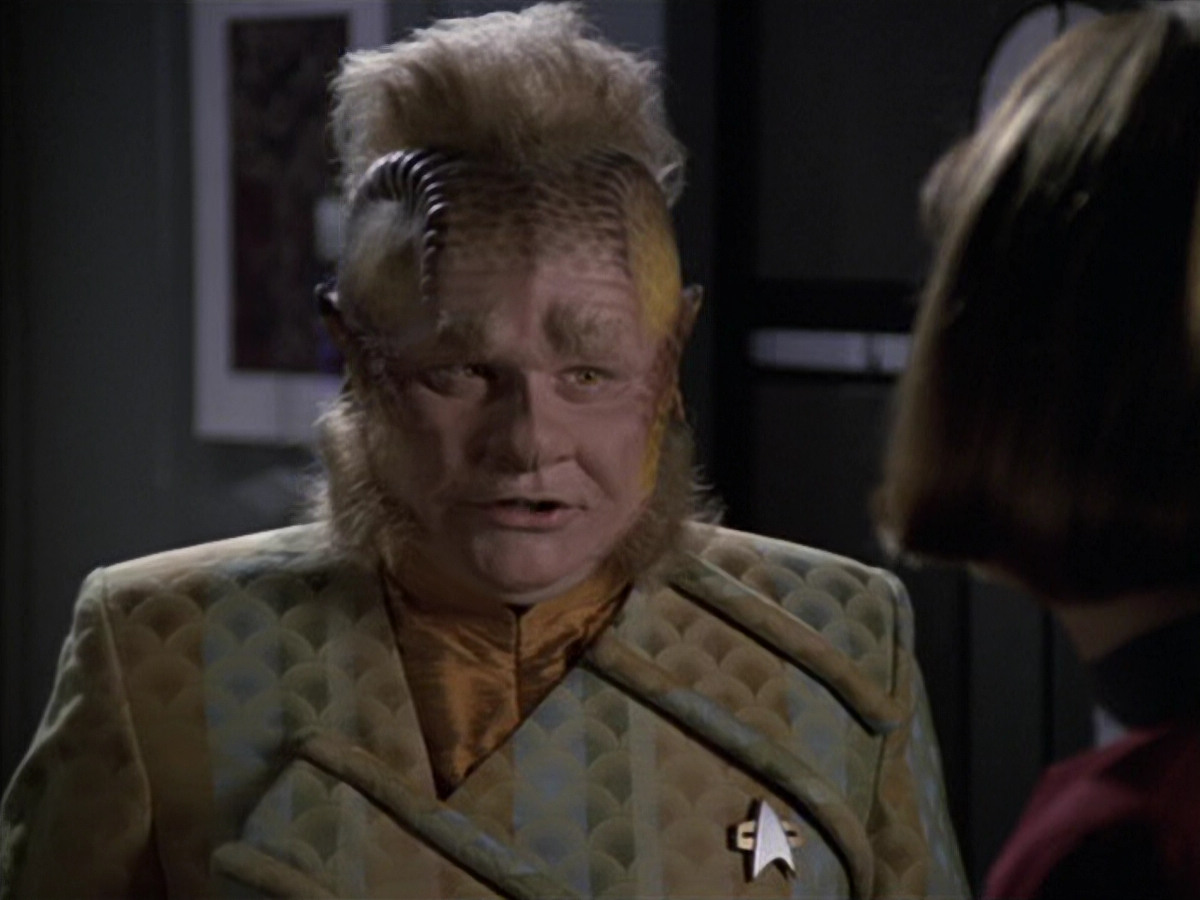 extant_StarTrek_VOY_6x11-FairHaven_02403.jpg