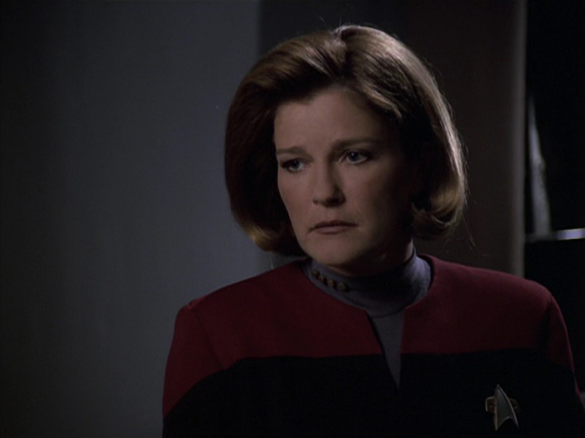 extant_StarTrek_VOY_6x11-FairHaven_02408.jpg