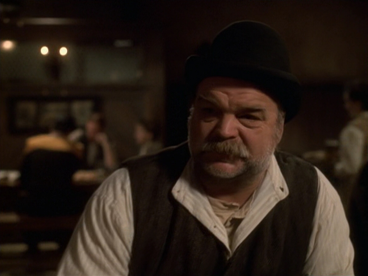 extant_StarTrek_VOY_6x11-FairHaven_02416.jpg