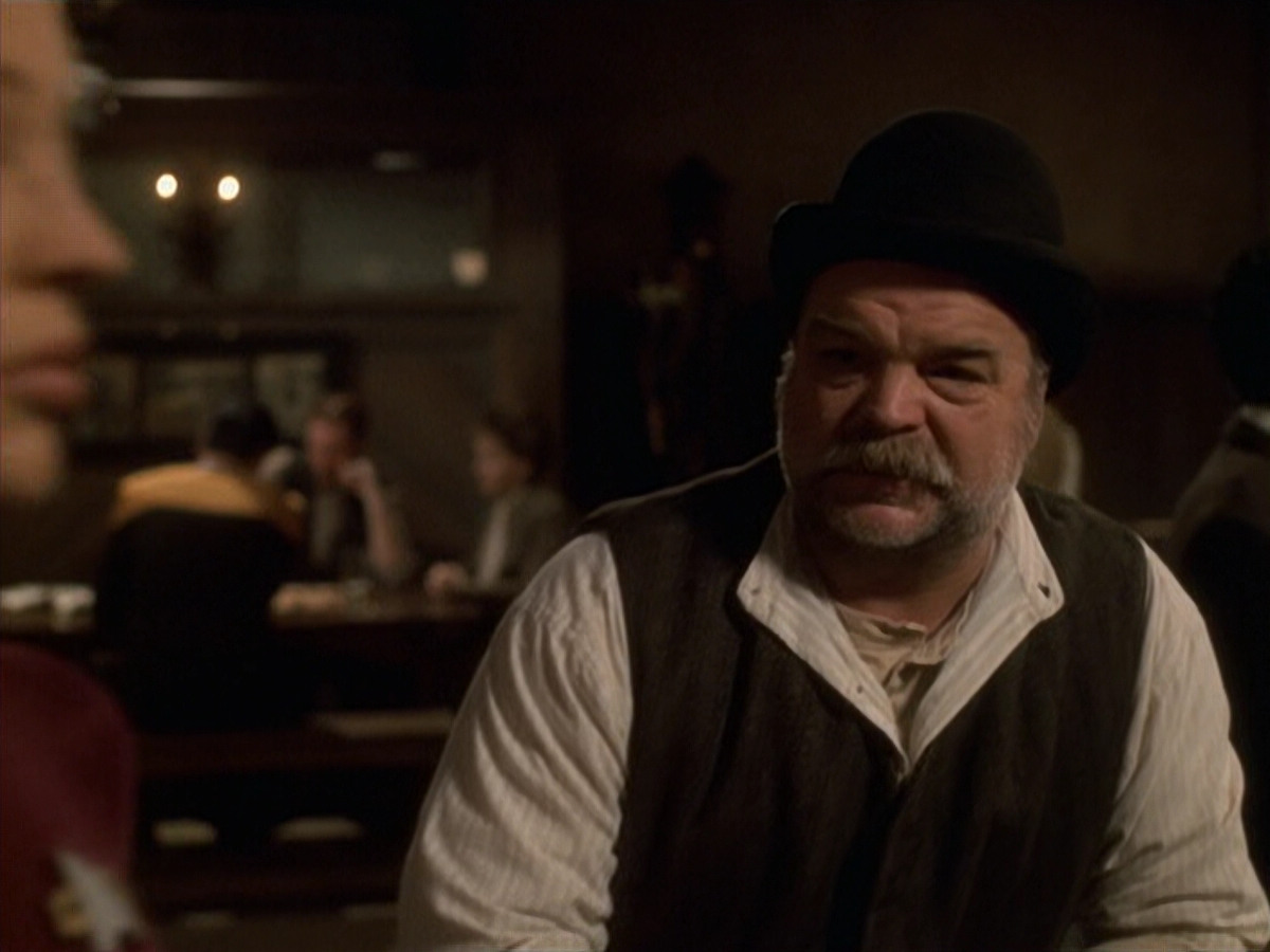 extant_StarTrek_VOY_6x11-FairHaven_02417.jpg