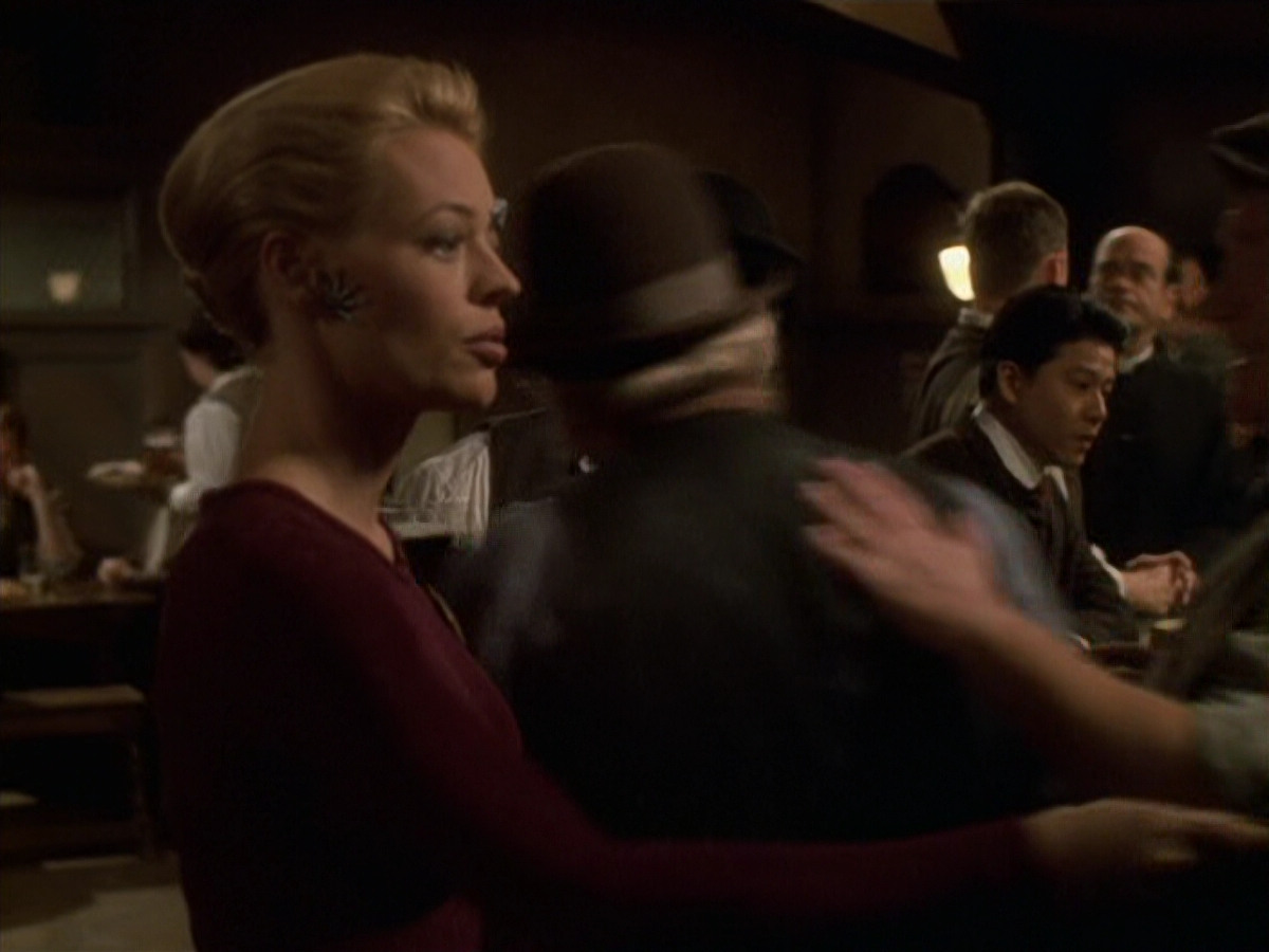 extant_StarTrek_VOY_6x11-FairHaven_02420.jpg