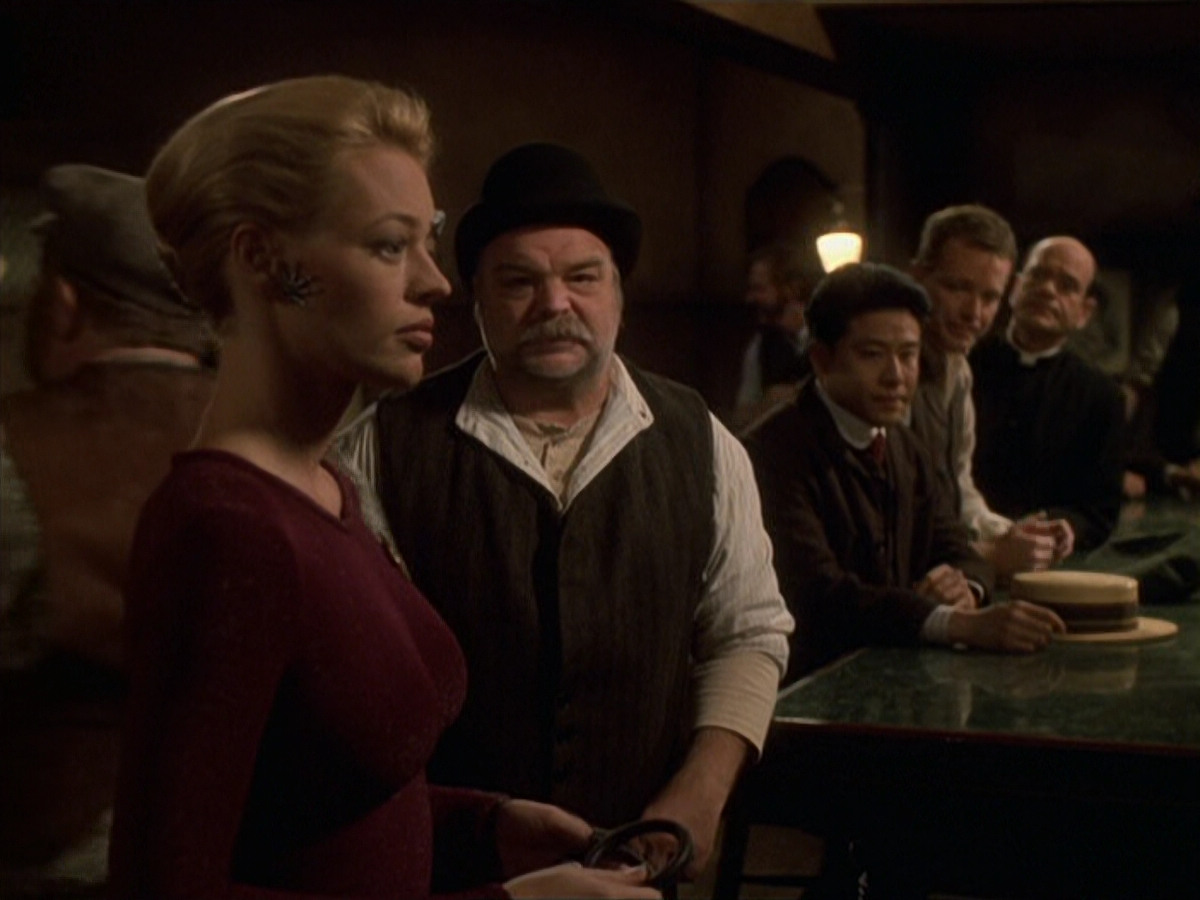 extant_StarTrek_VOY_6x11-FairHaven_02422.jpg