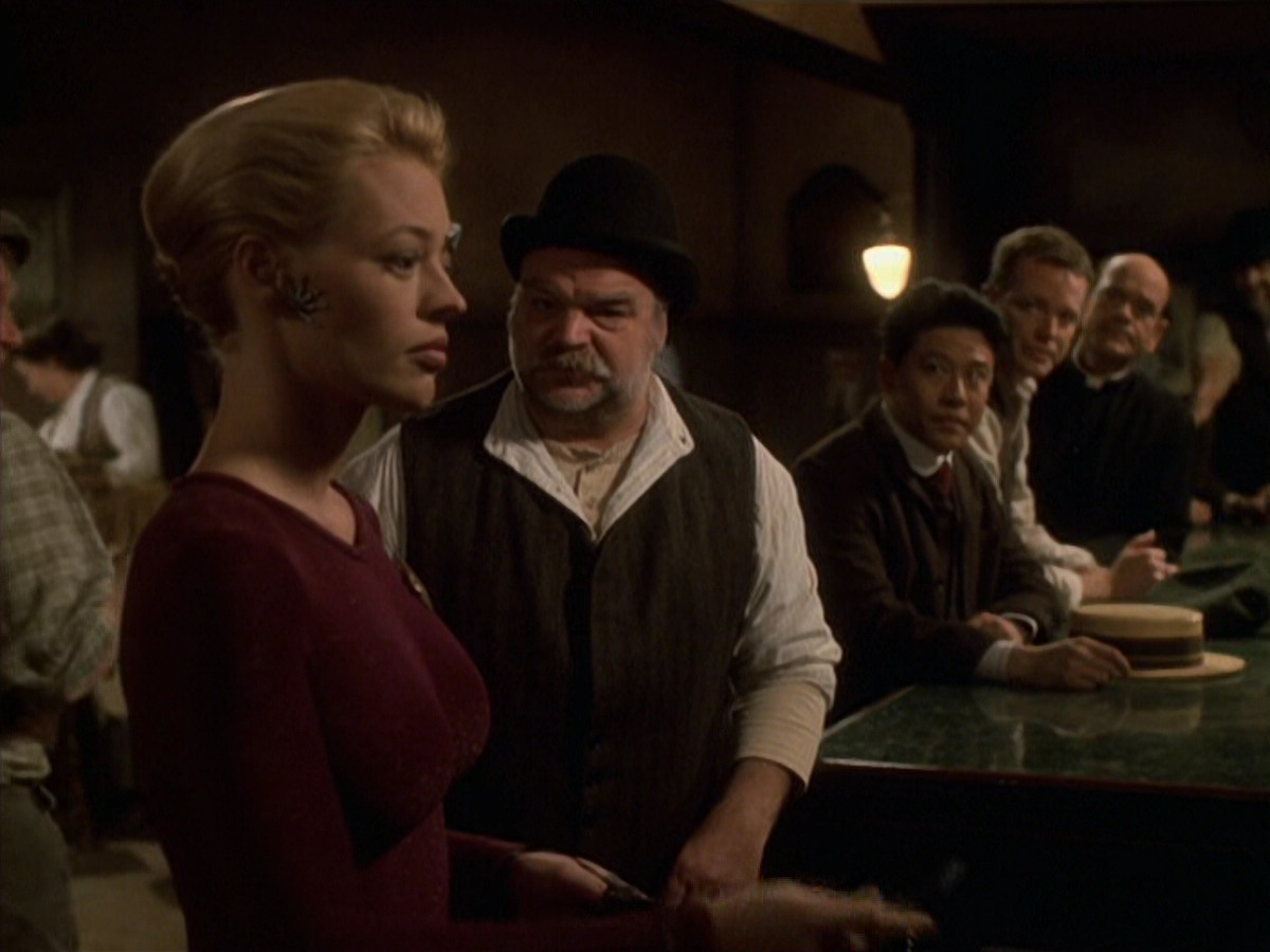 extant_StarTrek_VOY_6x11-FairHaven_02423.jpg