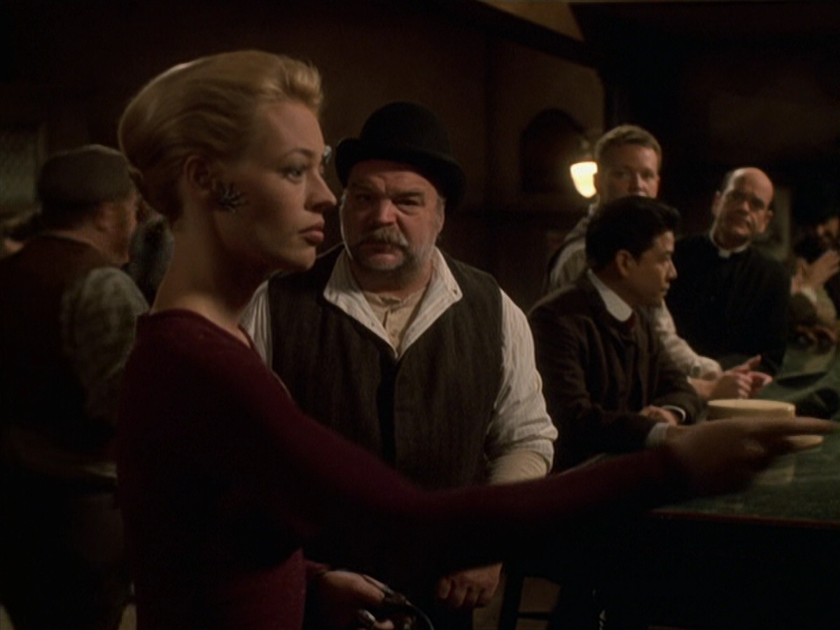 extant_StarTrek_VOY_6x11-FairHaven_02424.jpg