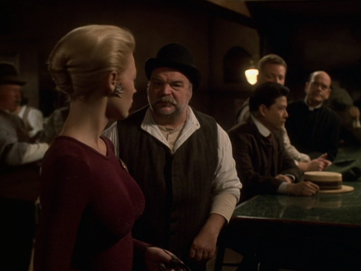 extant_StarTrek_VOY_6x11-FairHaven_02425.jpg