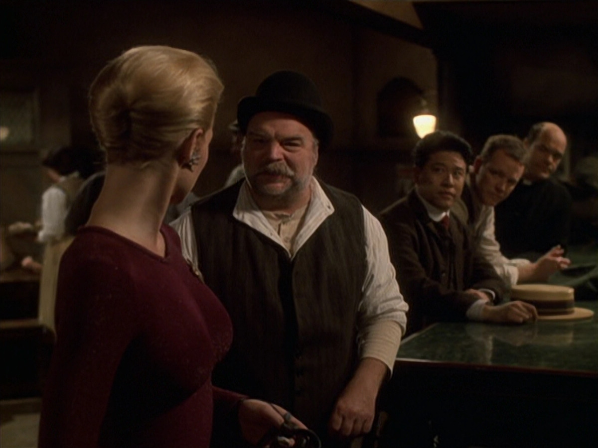 extant_StarTrek_VOY_6x11-FairHaven_02427.jpg