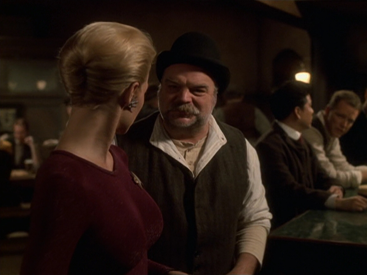 extant_StarTrek_VOY_6x11-FairHaven_02429.jpg