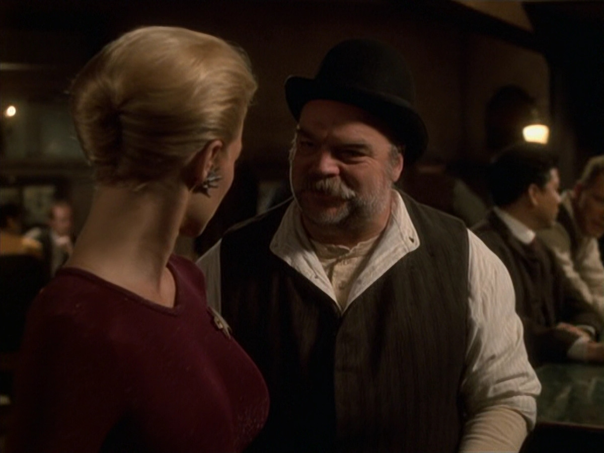 extant_StarTrek_VOY_6x11-FairHaven_02430.jpg