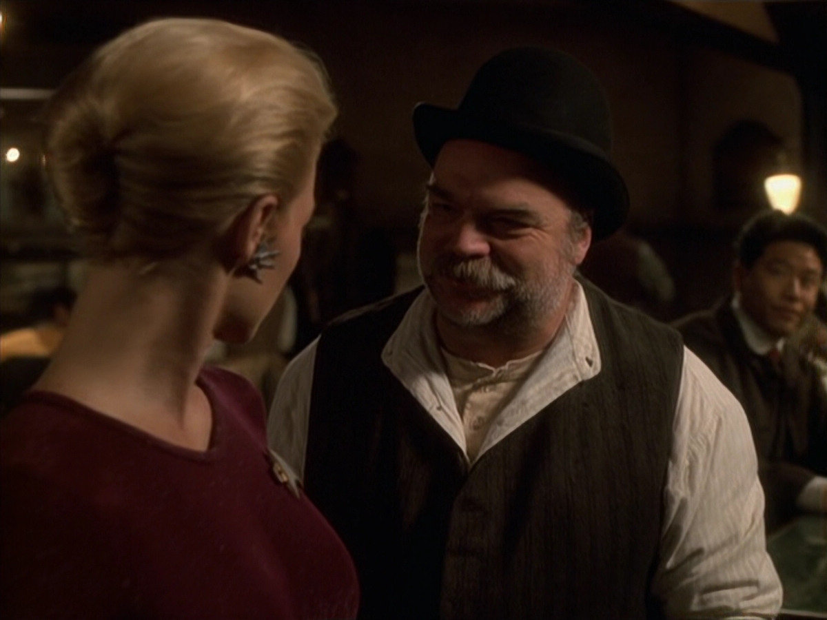 extant_StarTrek_VOY_6x11-FairHaven_02431.jpg