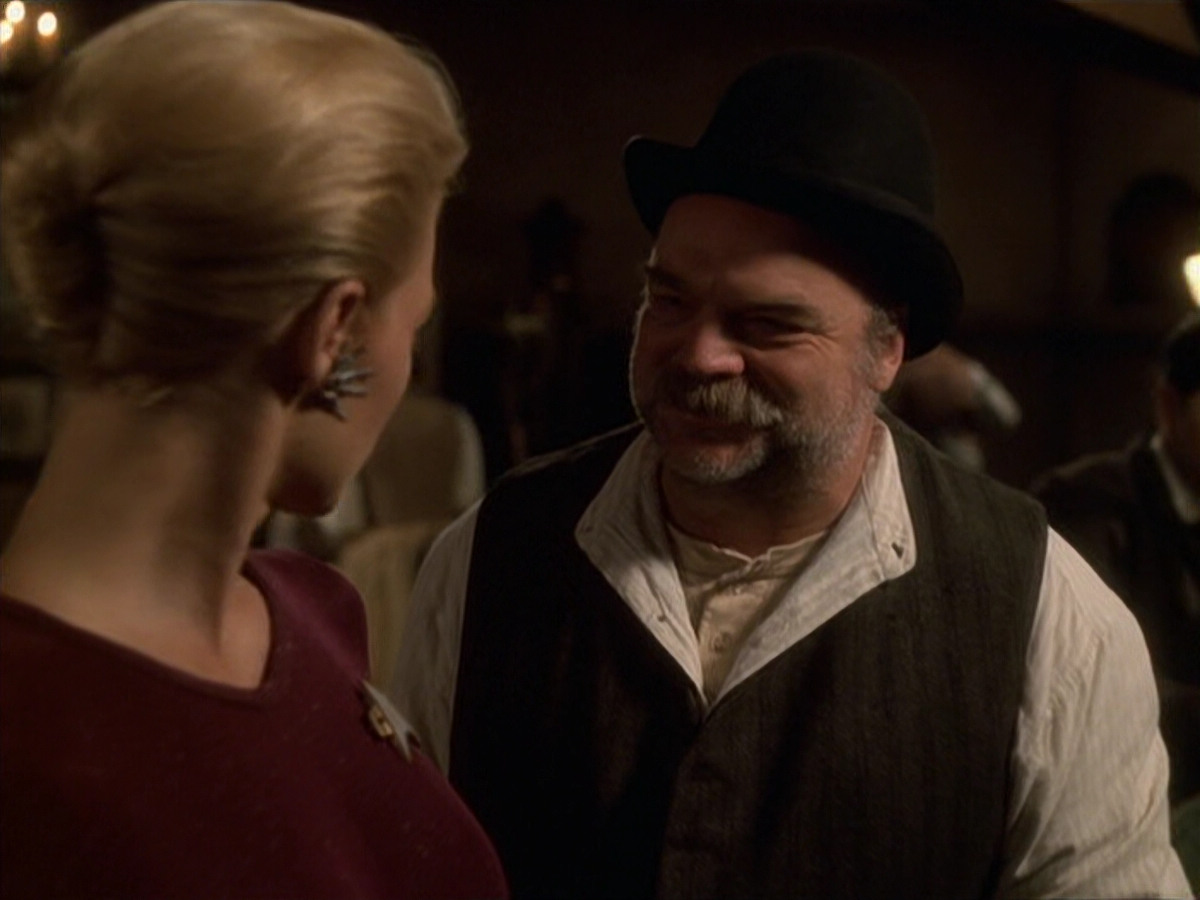 extant_StarTrek_VOY_6x11-FairHaven_02432.jpg