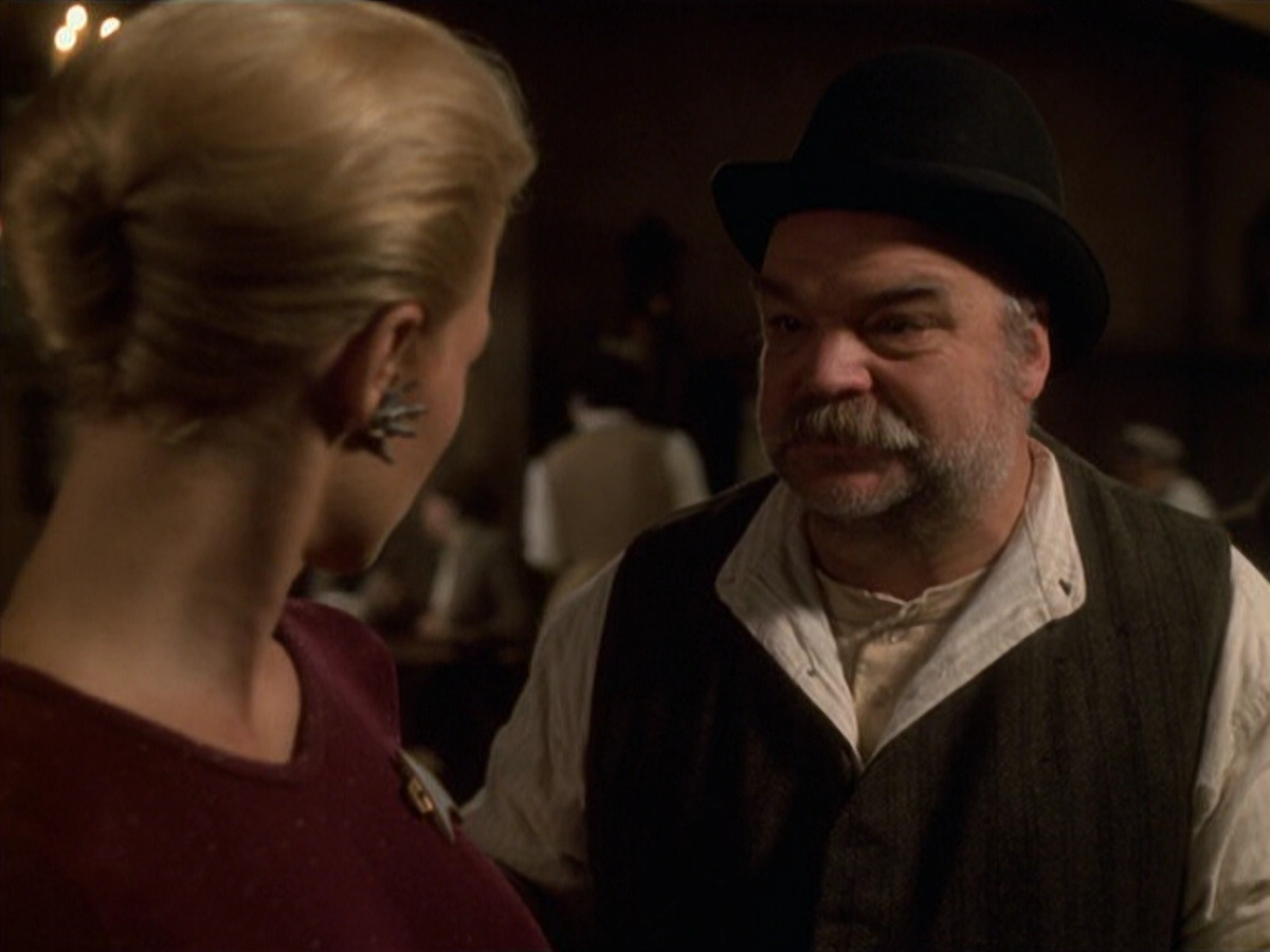 extant_StarTrek_VOY_6x11-FairHaven_02437.jpg