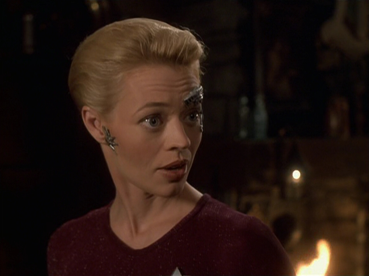 extant_StarTrek_VOY_6x11-FairHaven_02447.jpg