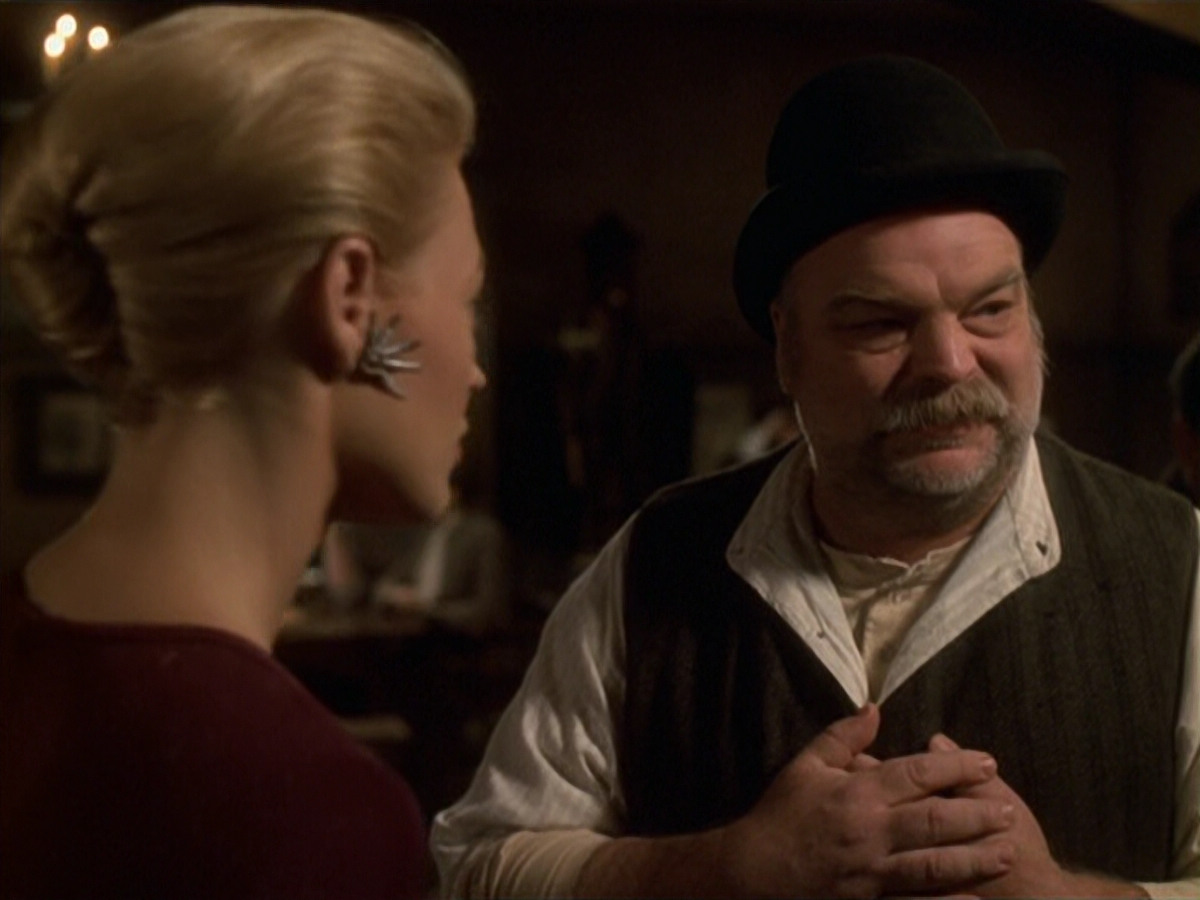 extant_StarTrek_VOY_6x11-FairHaven_02452.jpg