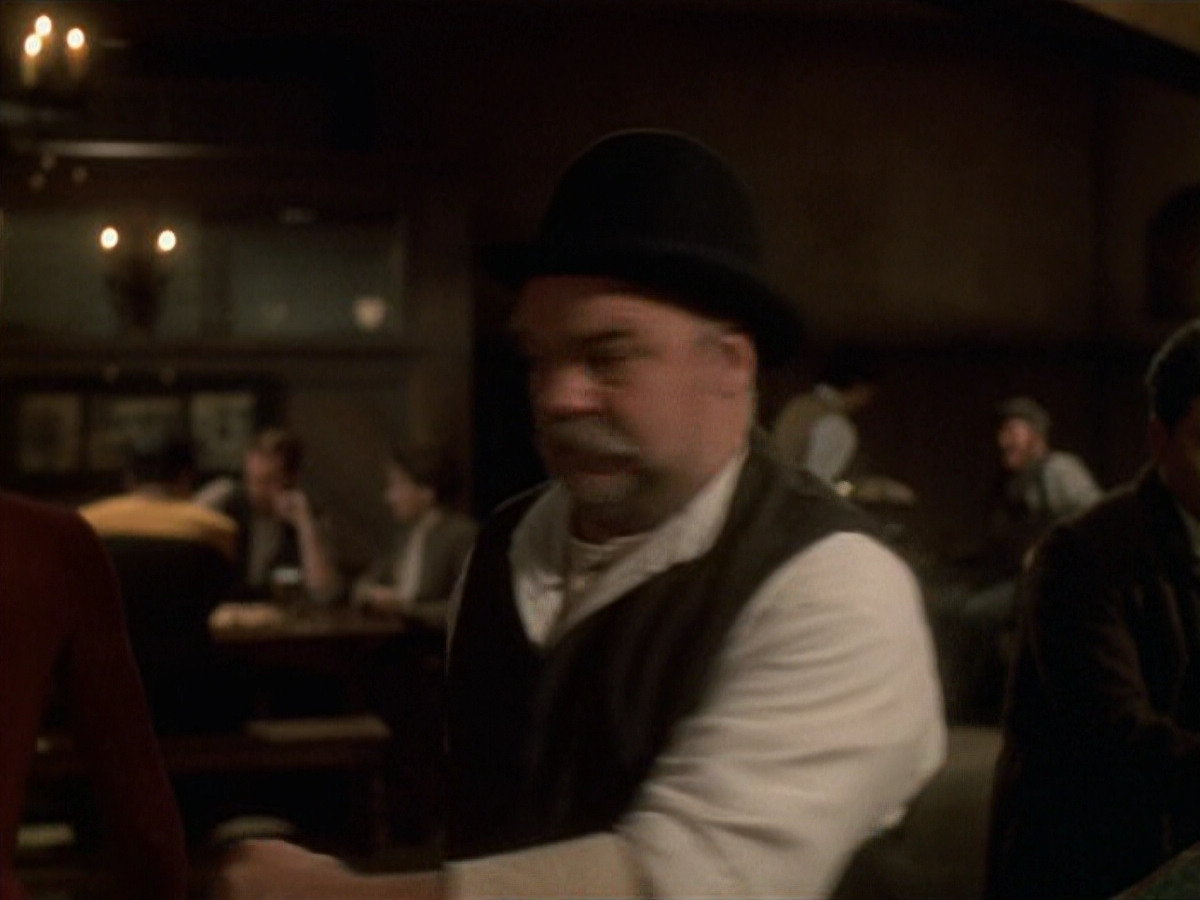extant_StarTrek_VOY_6x11-FairHaven_02454.jpg