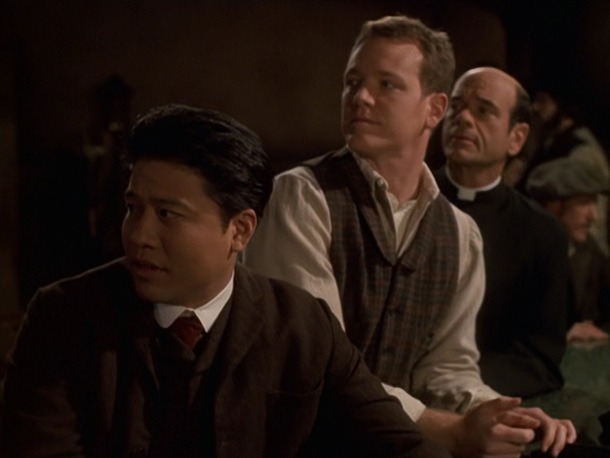 extant_StarTrek_VOY_6x11-FairHaven_02456.jpg