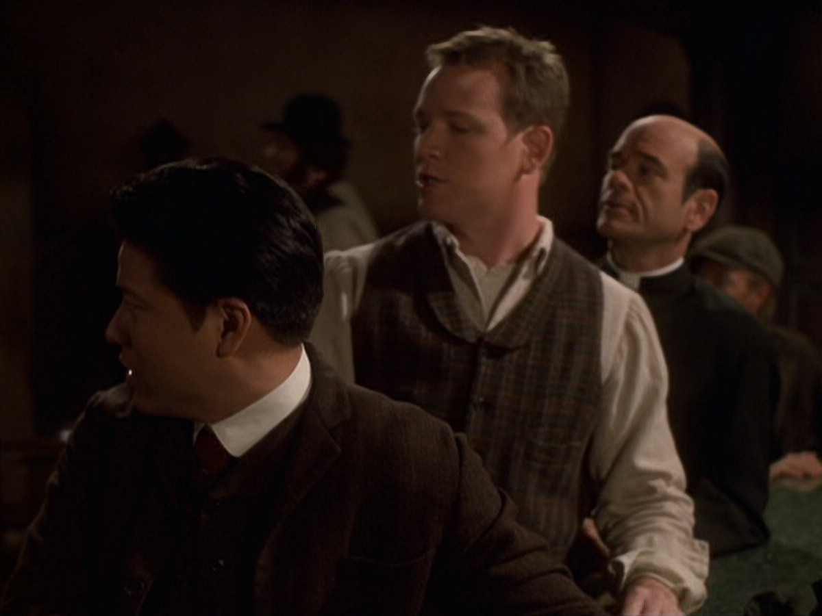 extant_StarTrek_VOY_6x11-FairHaven_02458.jpg