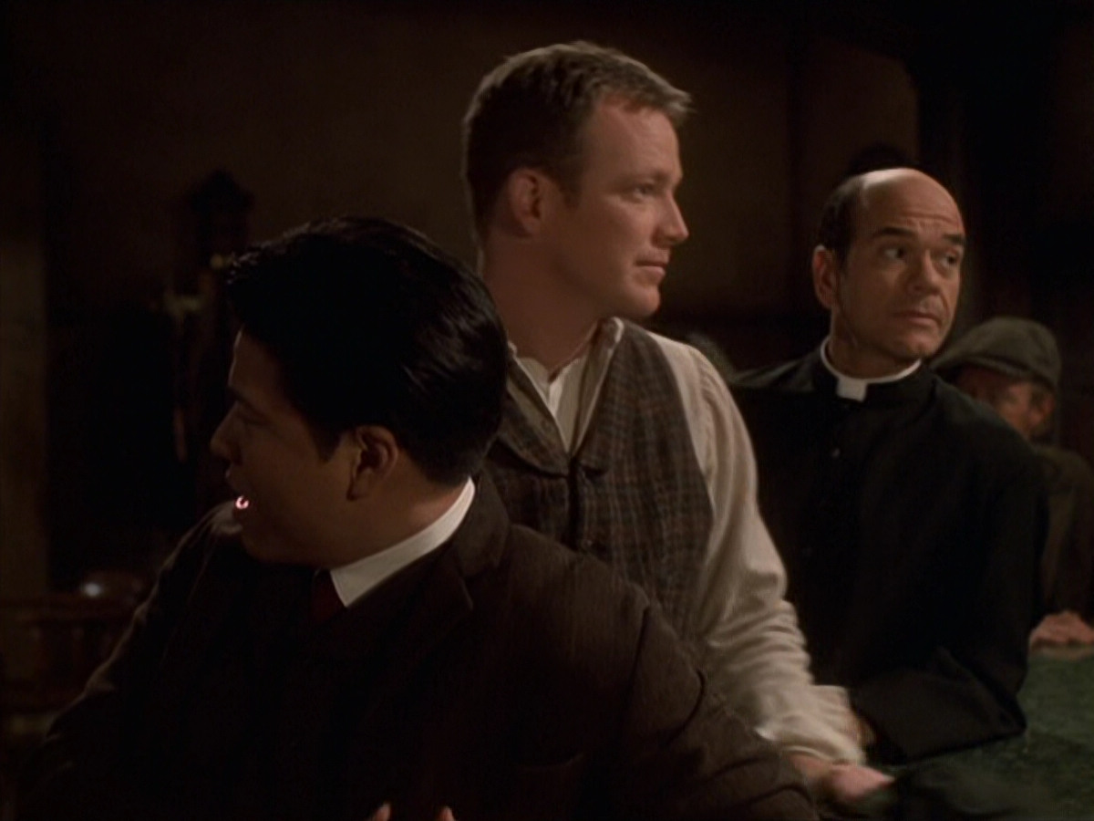 extant_StarTrek_VOY_6x11-FairHaven_02463.jpg