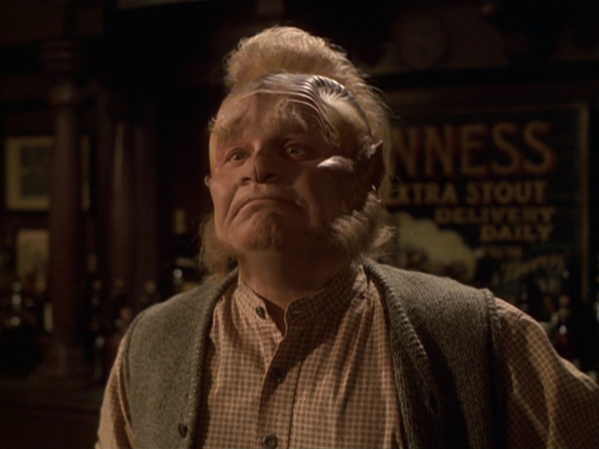 extant_StarTrek_VOY_6x11-FairHaven_02464.jpg