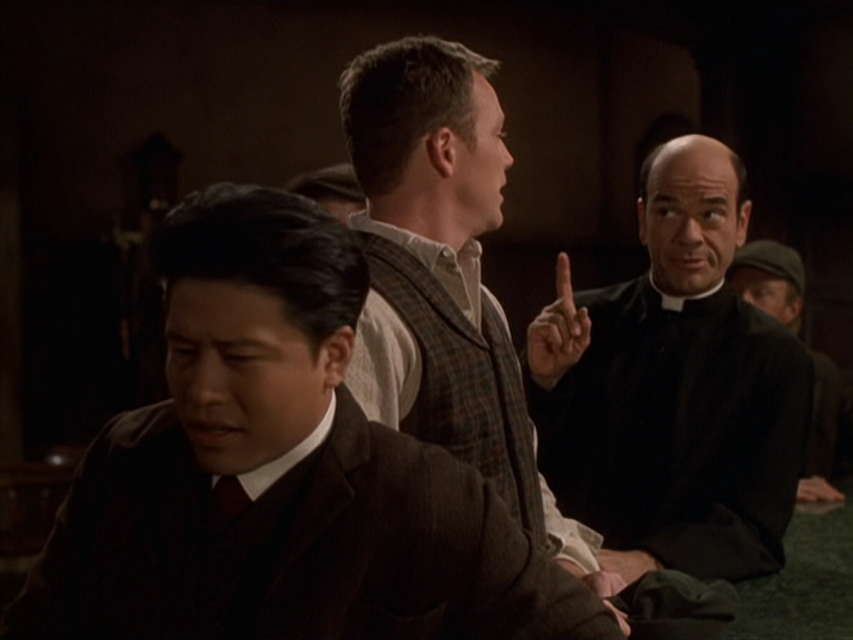 extant_StarTrek_VOY_6x11-FairHaven_02467.jpg