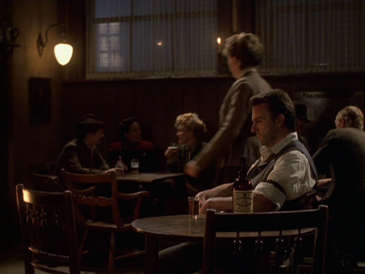 extant_StarTrek_VOY_6x11-FairHaven_02475.jpg