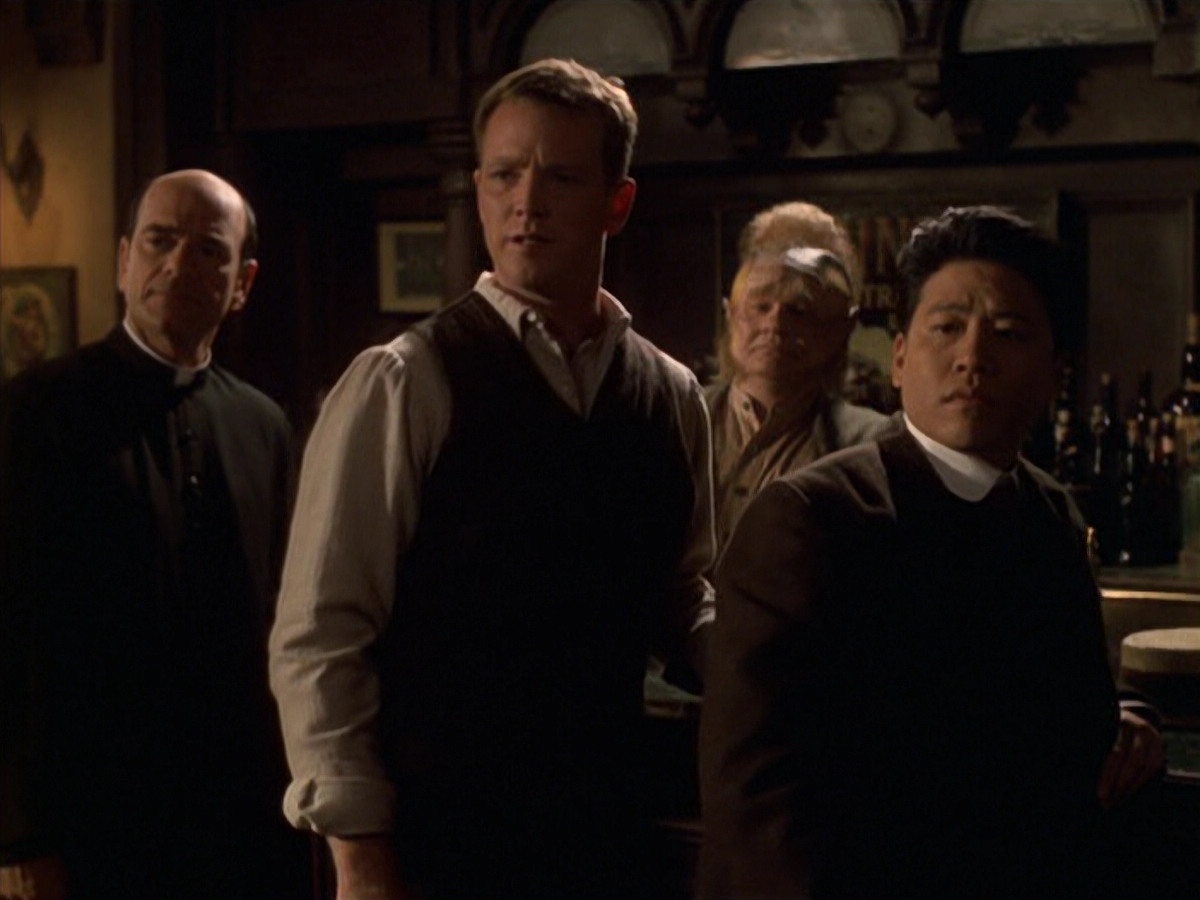 extant_StarTrek_VOY_6x11-FairHaven_02480.jpg