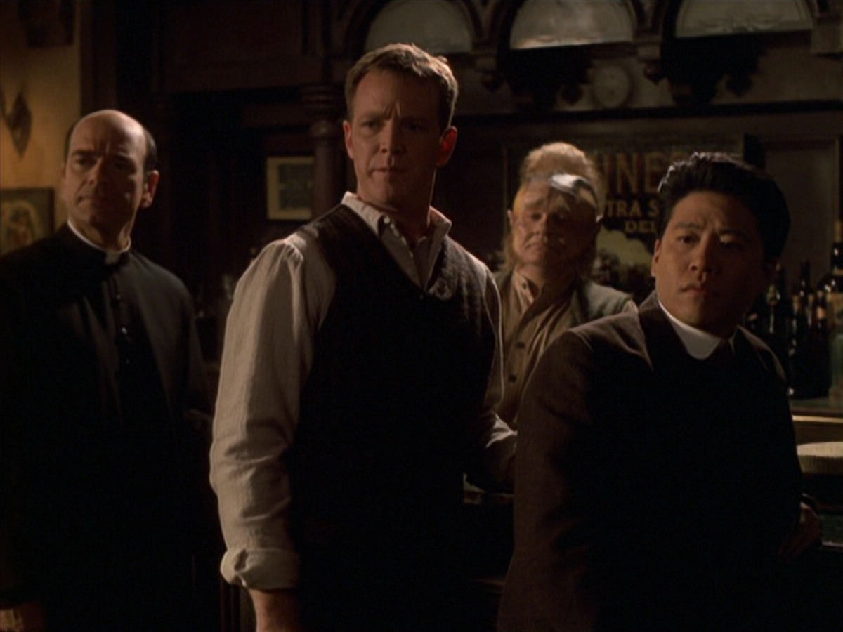 extant_StarTrek_VOY_6x11-FairHaven_02481.jpg