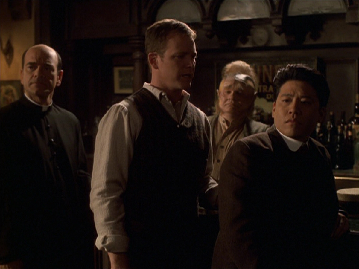 extant_StarTrek_VOY_6x11-FairHaven_02482.jpg