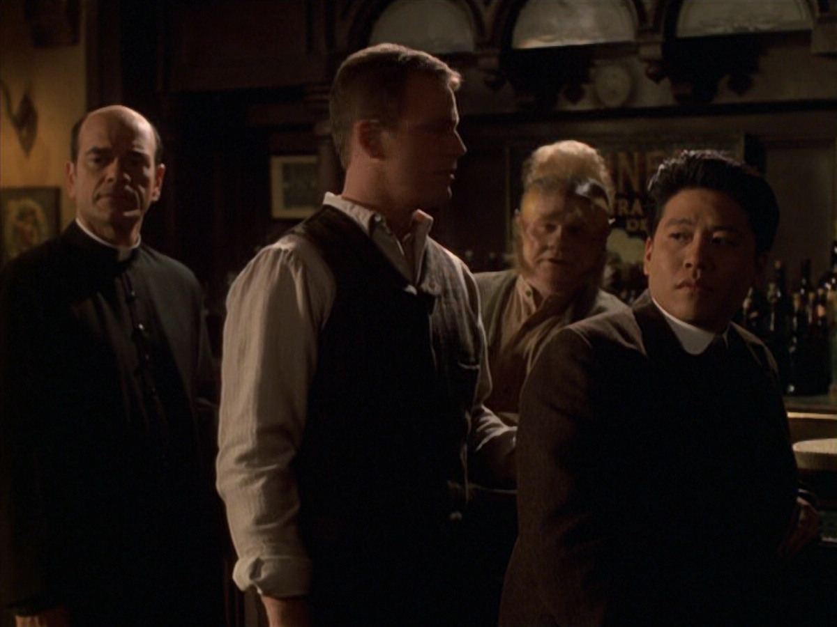 extant_StarTrek_VOY_6x11-FairHaven_02485.jpg