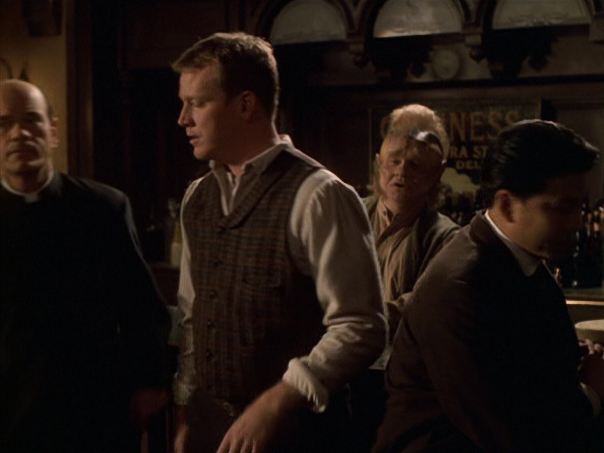 extant_StarTrek_VOY_6x11-FairHaven_02491.jpg
