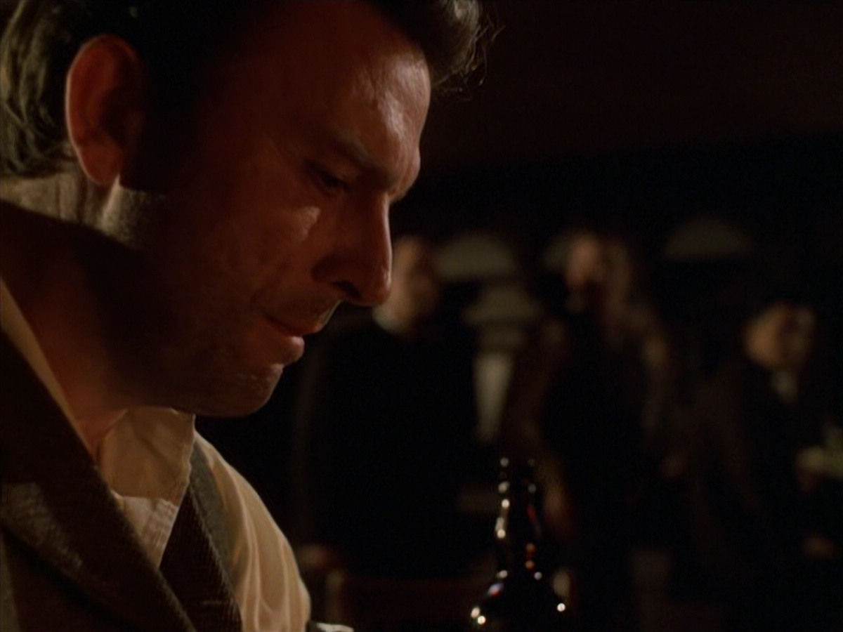 extant_StarTrek_VOY_6x11-FairHaven_02492.jpg