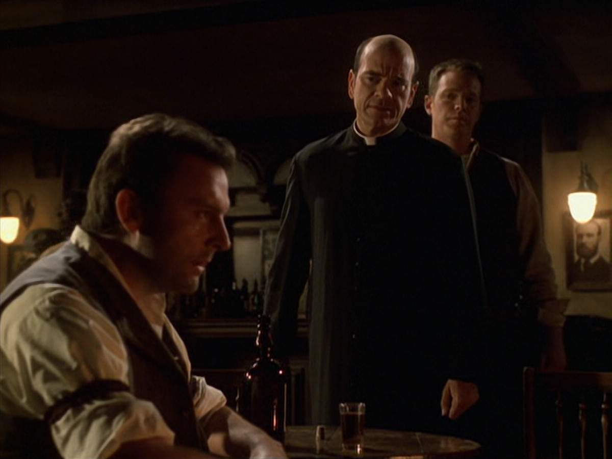 extant_StarTrek_VOY_6x11-FairHaven_02498.jpg