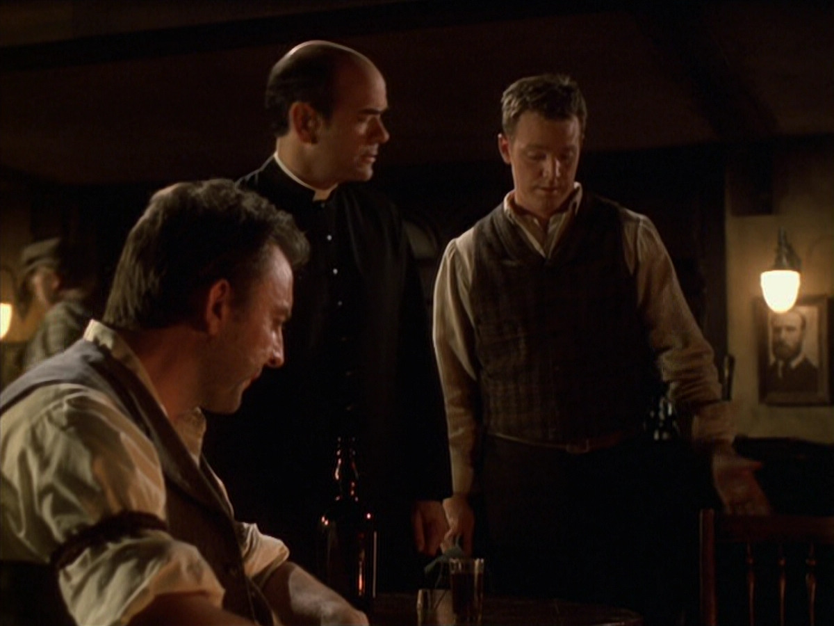 extant_StarTrek_VOY_6x11-FairHaven_02503.jpg