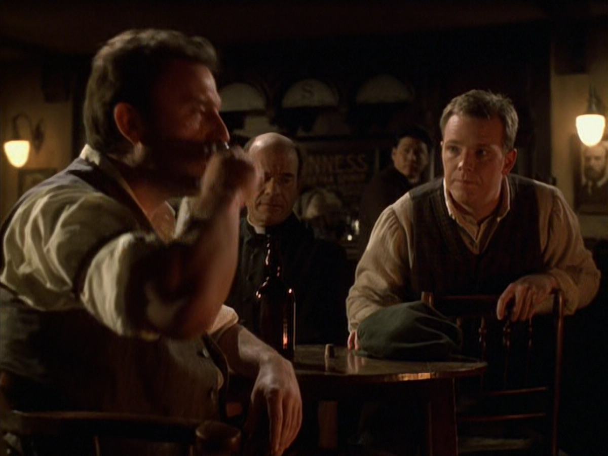 extant_StarTrek_VOY_6x11-FairHaven_02507.jpg