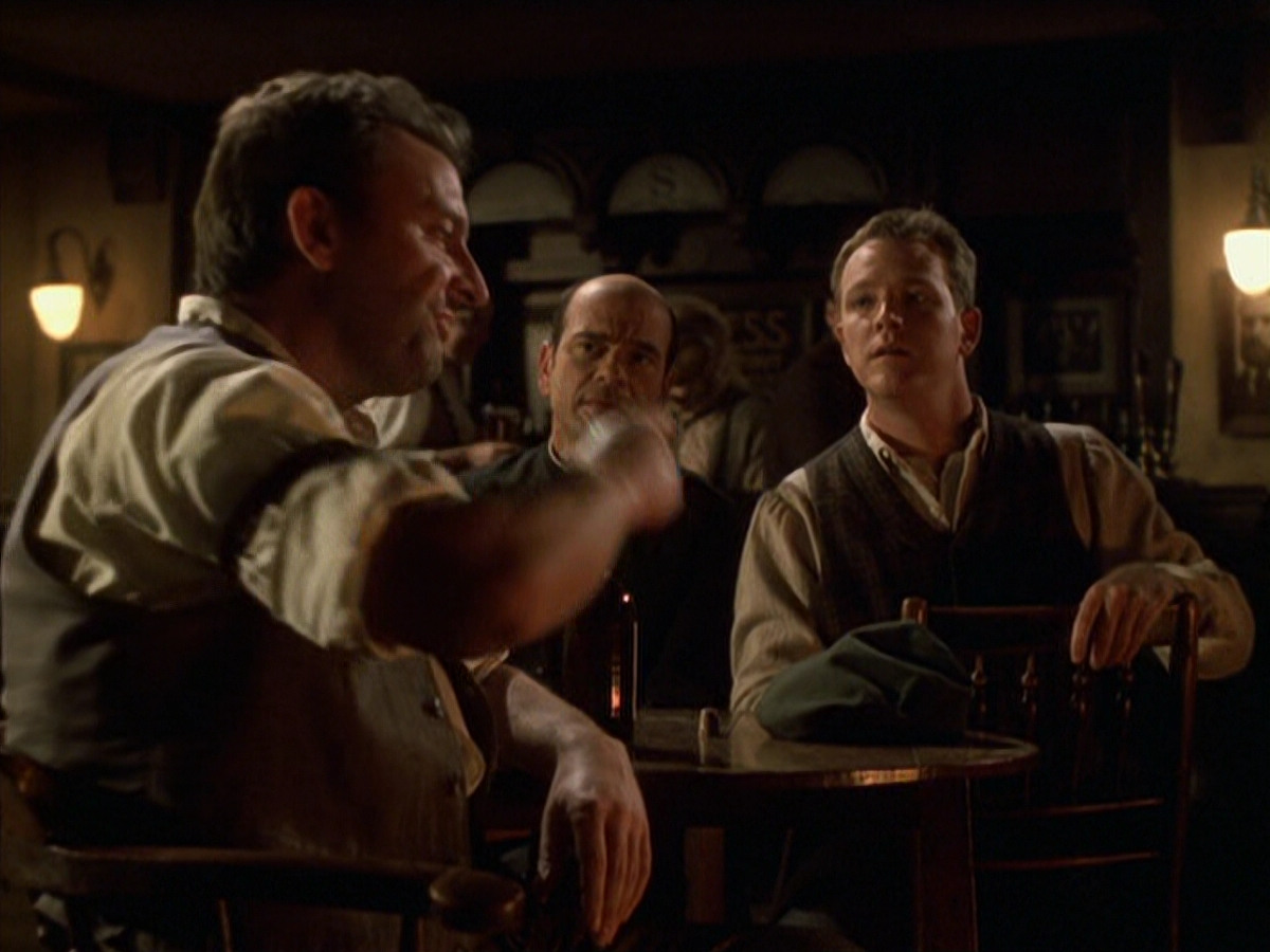 extant_StarTrek_VOY_6x11-FairHaven_02509.jpg