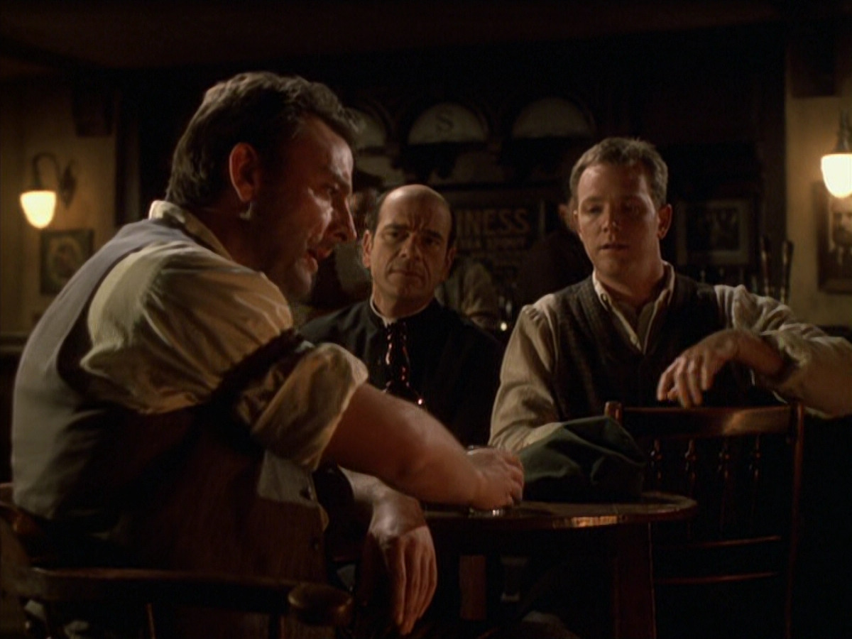 extant_StarTrek_VOY_6x11-FairHaven_02510.jpg