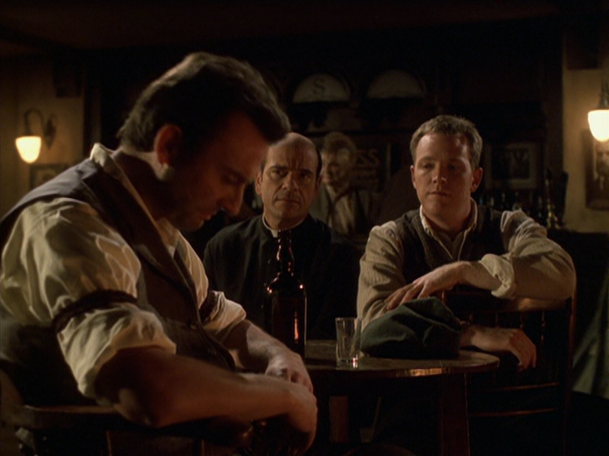 extant_StarTrek_VOY_6x11-FairHaven_02513.jpg