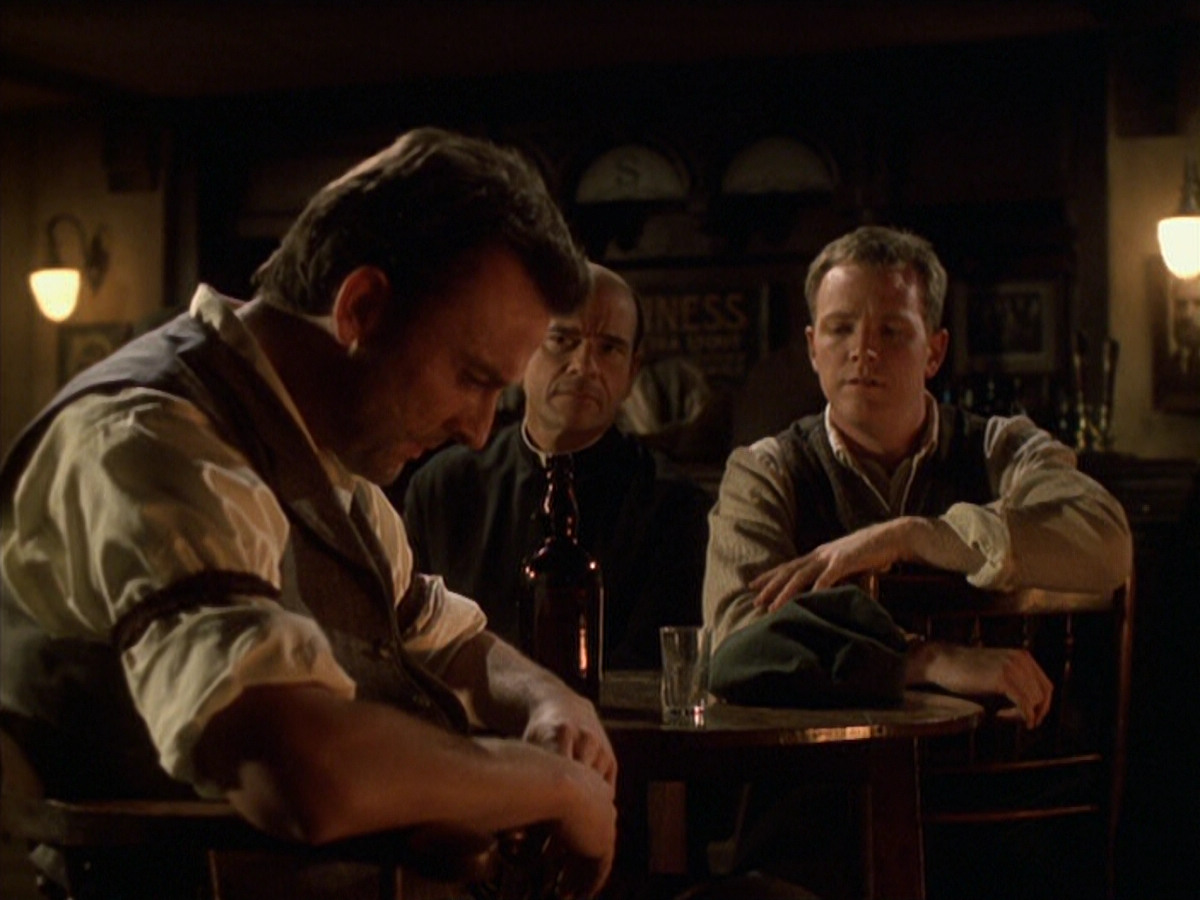 extant_StarTrek_VOY_6x11-FairHaven_02514.jpg