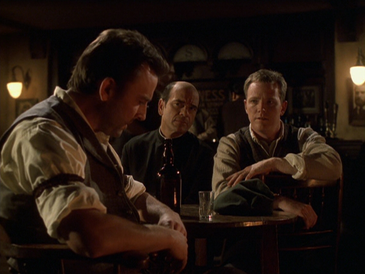 extant_StarTrek_VOY_6x11-FairHaven_02518.jpg